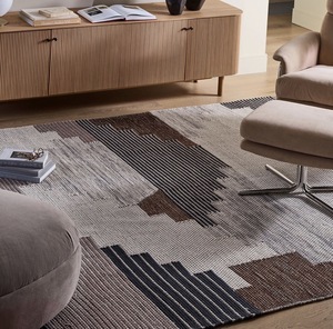 Tapis en laine fait main de style Kilim contemporain, à poils moyens, texturé, géométrique, pour les intérieurs de salons scandinaves - Product Image 1