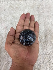 Esfera de gabbro índigo con tonos gris azulado oscuro, patrones minerales marrones, forma redonda pulida y características geológicas distintivas. - Product Image 3