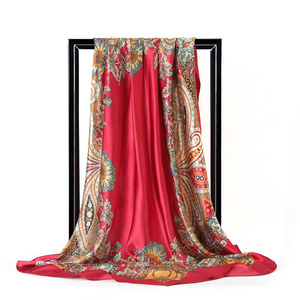 Foulard en polyester de 90cm avec motif muguet rouge et rose pour la mode féminine - Product Image 6