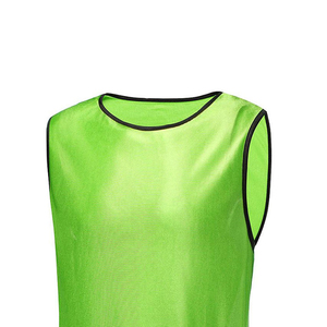 Petos de entrenamiento de fútbol personalizados, chalecos de malla para práctica de fútbol, fabricante de Pakistán, exportación OEM, suministro al por mayor - Product Image 6
