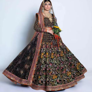 Robe de soirée pakistanaise haut de gamme, Lehnga Farshi superposé rose pêche pastel doux, richement orné, avec longue traîne et motifs complexes - Product Image 1