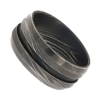 Bague de mariage pour homme en acier Damas gravée sur mesure, design moderne écologique, motif grain de bois foncé, poids lourd