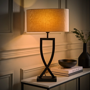 Lampe en métal noir mat à boucle infinie, pour une déclaration architecturale audacieuse. Disponible à prix de gros. - Product Image 1