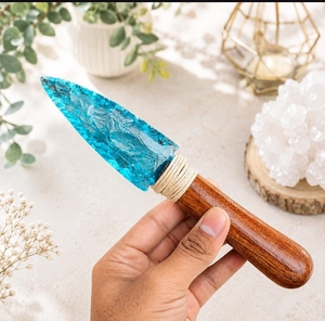 Herramienta de obsidiana azul con mango de madera artesanal, cuchillo de cristal hecho a mano, regalo de cristal curativo para rituales espirituales y decoración. - Product Image 1