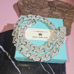 Collier chaîne cubaine en diamant d'exportateur indien, avec un éclat brillant et un fermoir sécurisé, disponible à prix réduit - Product Image 3