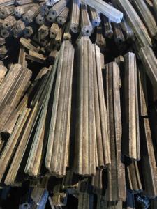 Briquettes de sciure de bois dur de qualité supérieure, haute densité, valeur calorifique de 7000-8000 Kcal/kg, 3,0-5,0% de charbon noir hexagonal - Product Image 5