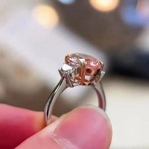แหวนเพชรทรงรีสุดหรู 3 เม็ด ทองคำขาว 14K พร้อมใบรับรอง IGI และความใส VVS สำหรับผู้หญิง - Product Image 3