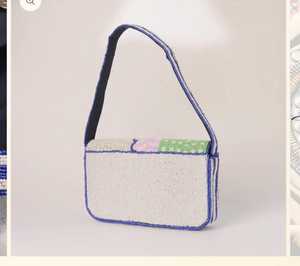 Bolso Lavable Hecho a Mano con Cuentas de Vidrio Florales, Forma Rectangular, Ribete Verde, Base Blanca, Bordado de Poliéster, Arte Coleccionable - Product Image 3