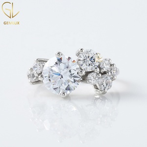 Bague de fiançailles en moissanite à taille ronde, sertie en grappe, avec monture à griffes, en or 10 carats - Product Image 1