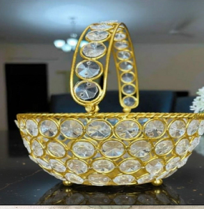 Panier doré en forme de bateau avec sections en verre cristal pour la présentation de fruits secs. Disponible aux prix de gros. # Boîte de fruits secs de luxe - Product Image 2