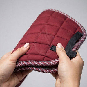 Tapis de selle de haute qualité pour chevaux avec matériau respirant, rembourrage absorbant l'humidité et performance durable - Product Image 5