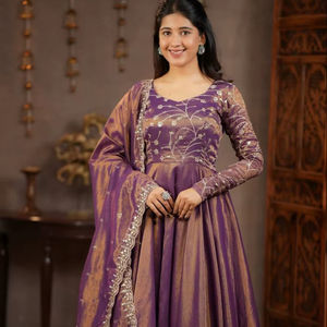 Suministro al por mayor: Conjunto de traje Anarkali de seda Cosmos de alta calidad para mujer con falda de 4 metros y forro de microalgodón para inventario de temporada festiva - Product Image 1