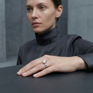 Bague de fiançailles classique en diamant rond brillant avec diamants pavés sur les côtés en platine PT950 pour femme - Product Image 5