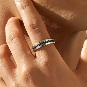 แหวนแต่งงานผู้ชายแบบปรับขนาดได้ประดับเพชรซิร์คอน ยี่ห้อ Hallmark Silver Pave Band - Product Image 1