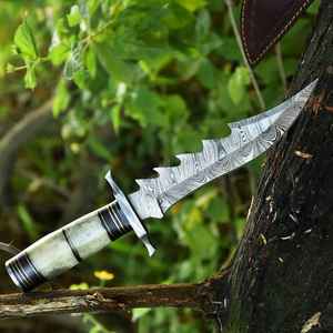 Couteau de chasse artisanal en acier Damas de qualité supérieure, couteau à lame fixe pour le quotidien, manche en os de chameau avec étui en cuir - Product Image 6