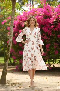 Robe élégante blanche à imprimé floral en tissu Georgette, doublure en crêpe, col en V, manches trois quarts, longueur normale, entièrement cousue - Product Image 2