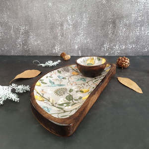 Bandeja de servir de madera esmaltada en forma de media luna con compartimento para salsa |   Tabla de Aperitivos de Doble Sección para Mesa - Product Image 3