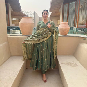 Robe de mariée élégante en soie pour femme, semi-couturée, toutes saisons, style traditionnel indien pakistanais, broderie artisanale - Product Image 1