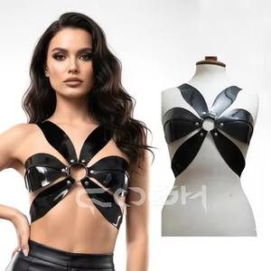 Top de cuero charol negro con tirantes - Product Image 5