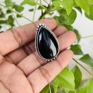 Bague au design classique en argent sterling 925 avec pierre précieuse onyx noir de forme poire pour femme, prix d'usine, vente en gros de bijoux - Product Image 4