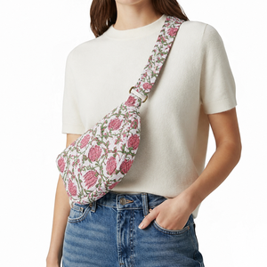 Bolso Bandolera de Algodón Acolchado con Estampado Floral Rosa para Mujer – Bolso Tipo Sling Hecho a Mano con Estampado de Bloques, Personalización Disponible - Product Image 1
