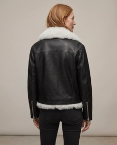 Chaqueta de cuero negra para mujer con cuello de piel sintética y cierre de cremallera - Product Image 4