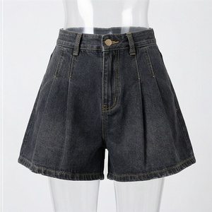 Jean plissé taille haute pour femme grande taille, coupe large, short décontracté à taille élastique, vêtement d'été premium pour le streetwear - Product Image 1