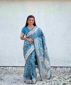 Sari de Seda Azul con Patrón Floral Plateado, Traje Tradicional Indio para Bodas y Fiestas, para Mujer, Corte Regular, Largo hasta el Suelo, Alta Calidad - Product Image 5