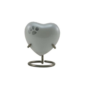 Urna Funeraria Blanca con Forma de Corazón y Diseño de Huella de Pata Plateada, Urnas para Mascotas Hechas a Mano con Soporte para Exhibición en Mesa de Sala de Estar - Product Image 1
