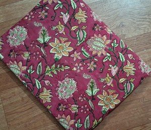 Tela de Algodón Estampada a Mano con Diseño Floral Rosa, Tela Tradicional India con Estampado Botánico Hecho a Mano por Yardas - Product Image 1