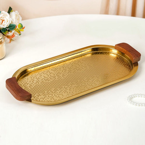 Magnifique plateau de service rectangulaire doré avec surface à motifs géométriques et poignées en bois foncé pour servir les aliments - Product Image 1
