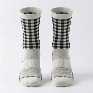 Chaussettes de sport pour jeunes en tricot uni, écologiques, respirantes, mélange de nylon et de coton, confortables, durables, athlétiques, couleur personnalisée, pour la salle de sport - Product Image 1