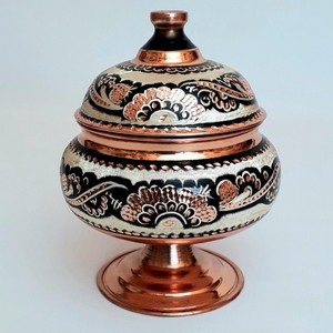 Azucarero Decorativo Hecho a Mano en Blanco y Cobre con Grabado Floral, Elegante Contenedor de Dulces con Pedestal, Colección de Vajilla Premium - Product Image 4