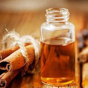 น้ำมันสกัดจากเปลือกอบเชย 100% บริสุทธิ์จากธรรมชาติ กลิ่นหอมหวาน เกรดอาหาร สำหรับทำอาหาร บำรุงผิว ใช้ในอโรมาเธอราพี และเพื่อสุขภาพ - Product Image 1