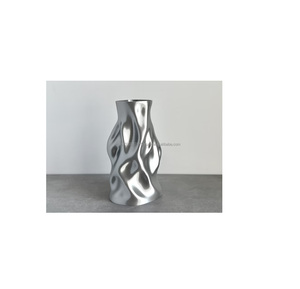 Vase à fleurs compact en métal de table pour les arrangements subtils de table basse de style floral ou les comptoirs de réception de bureau - Product Image 6