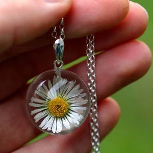 Collar de margaritas blancas de flores secas con cuerno de animal hecho a mano y cadena de acero inoxidable - Product Image 1