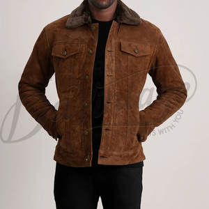 เสื้อแจ็คเก็ตซาฟารีหนังกลับสีเบจสำหรับผู้ชาย ทำจากหนังแกะแท้ มีกระเป๋าหลายช่อง พร้อมเข็มขัดและกระดุมคอสูง - Product Image 1