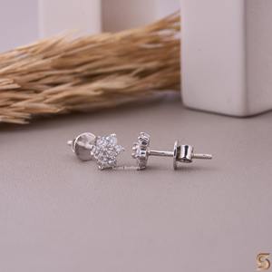 Pendientes de Flor con Moissanita |   Pendientes de tuerca con diseño floral de 0.36 CT y corte redondo |   Plata de Ley 925 |   Hermanos Satani - Product Image 4