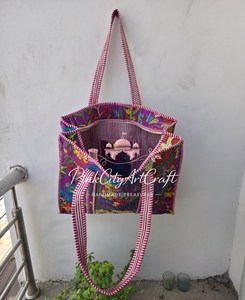 Sac fourre-tout matelassé en coton imprimé à la main, inspiré de l'architecture mogole Kahlo, de haute qualité, avec fermeture éclair et bretelles rayées - Product Image 2
