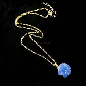 จี้รูปดอกไม้แคลซิโดนีสีน้ำเงิน AAA แกะสลักด้วยมือ สร้อยคอคริสตัลรูปดอกไม้สำหรับผู้หญิง จี้พลอย งานแฮนด์เมดสำหรับทำเครื่องประดับ - Product Image 3