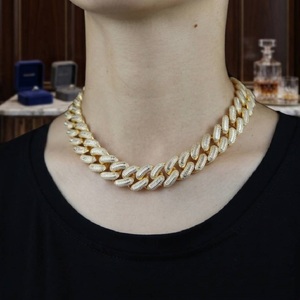 Collier Hip Hop Iced Out, chaîne cubaine de 18 mm de large, bijoux pour hommes, disponible à la vente - Product Image 4