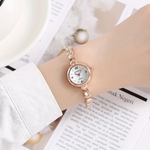 Reloj de Lujo para Mujer 8701, con Cristales y Decoración de Corazón, Reloj de Cuarzo - Product Image 3