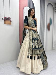 Conjunto de Lehenga Choli Tradicional de Seda Banarasi Premium con Relieve, de Secado Rápido, Color Verde Azulado y Marfil, para Novia, Boda, con Trabajo de Zari Dorado, Lujoso, Indio - Product Image 4