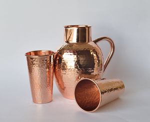 Pichet élégant en cuivre pour servir les boissons avec poignée en laiton, carafe à eau de qualité supérieure pour hôtels, restaurants, traiteurs, fournitures de vaisselle - Product Image 1