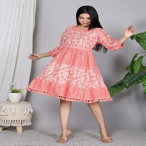 Kurti en coton pêche chic avec broderie florale délicate et design à volants pour un style féminin élégant, idéal pour les occasions de fête et de plage - Product Image 3