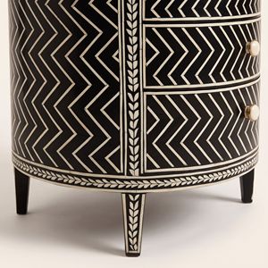 Table de chevet au design unique en os incrusté, motif chevron, en os incrusté noir, meuble moderne. - Product Image 5