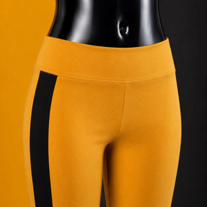 Ensemble de yoga jaune 2 pièces avec bande latérale noire, fermeture éclair intégrale sur le devant, col montant, extensible, en polycoton - Product Image 4