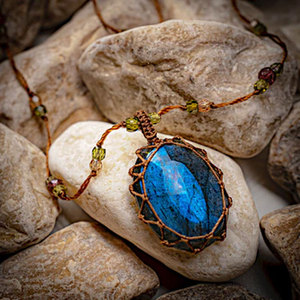 Collar Colgante de Macramé Azul Hecho a Mano con Labradorita Natural, Joyería de Cristal Curativo Boho, Cordón Ajustable, Regalo - Product Image 1