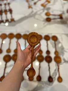 Cuillère à fentes Sunflower, tête ronde en acier inoxydable, manche en bois, ustensile de cuisine pour la friture et le service, vente en gros Vietnam - Product Image 2