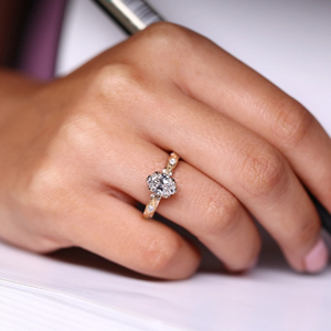 Anillo de Diamante Ovalado con Engaste de Garras de 1.95 Quilates, Cultivado en Laboratorio, Chapado en Oro, para Compromiso, Boda, Aniversario, Fiesta, 14k - Product Image 2